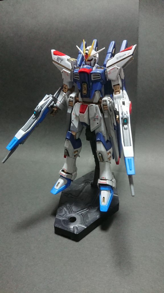 主な改修点は肩部をディテールに沿って分割し間に細めのプラパンを段差を付けて接着しスラスター部分はRGを参考に改造しました。脚部は足首近くで太くなる段差を無くしストレートにし、スラスター周辺をディテールアップしました。ウイングは全体的にスジボリを施したり段差を付け足したりして情報量を増やしています。