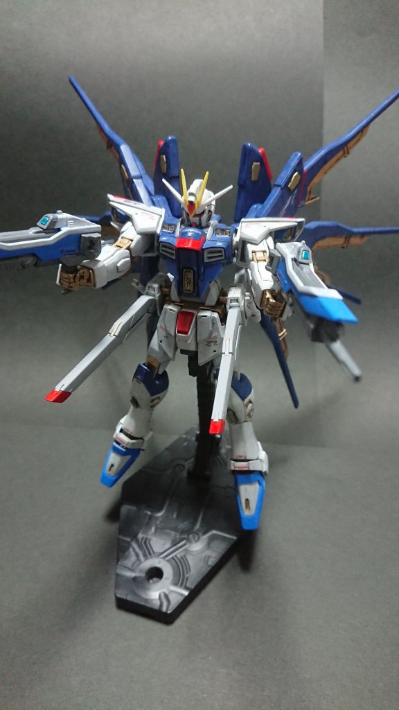 ビームライフル、レールガンとシールのみイエサブでパーツ買いしたRGから流用。頭部も変えようかと思ったのですが頭頂部が丸みを帯びてたのでデザインだけ似せるに留めました。