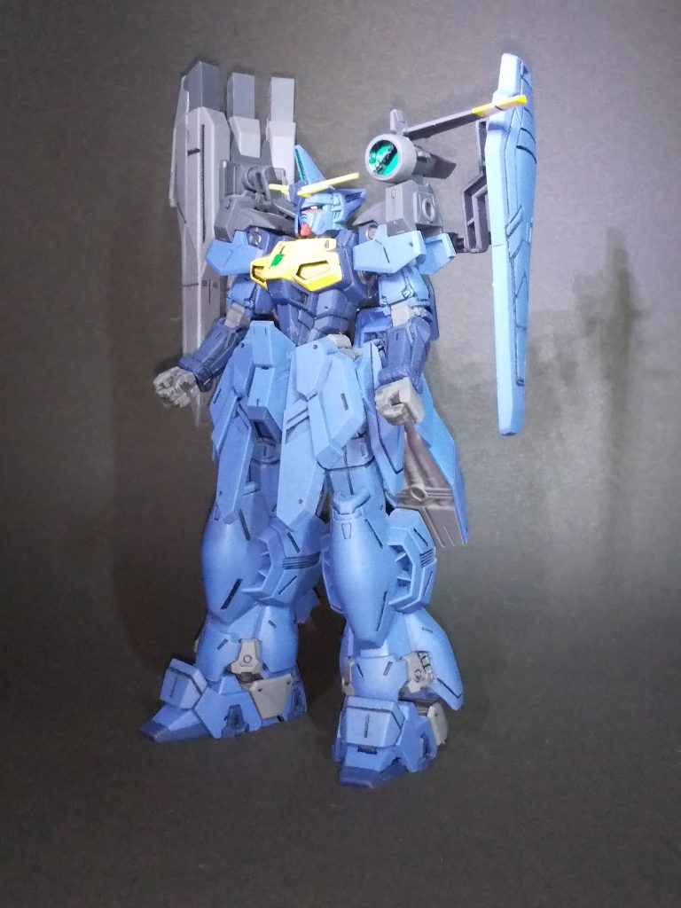 Twitter上で行われている成型色仕上げ作品のコンペ参加用に組み上げたもので、肩のセンサーパーツの部分塗装とシール、胸パーツのセンサー以外は基本手を付けていません