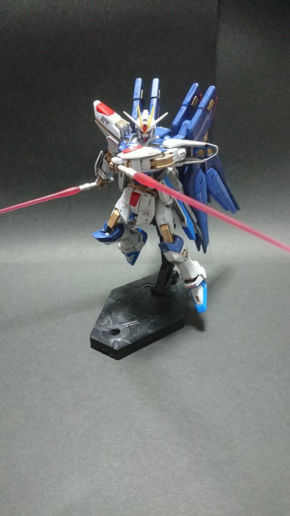 フリーダムからはフロントアーマー、腕部、バックパック及びウイング基部を流用しています。腕部は手首周辺のみストフリから流用してます。