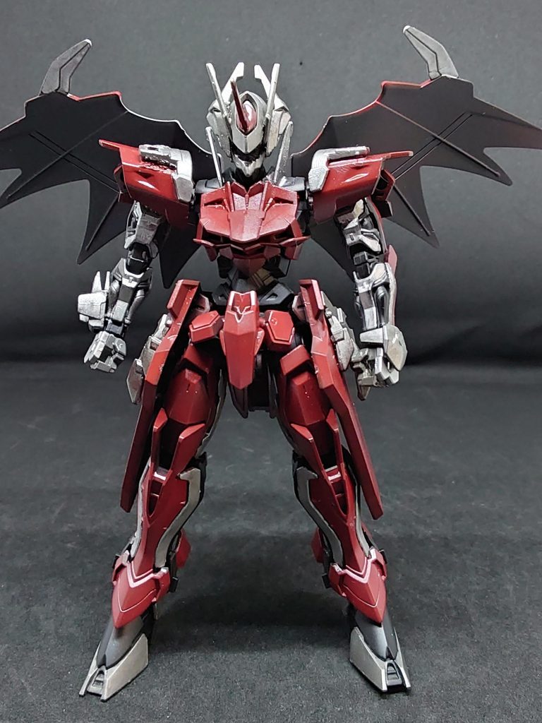 本体はあまりいじらず頭部をバルバトスルプスに変更しダブルリベイクの頭部パーツを移植翼はエクストラスタンダードのデスサイスヘルを使用腰アーマーはメッサーの余剰パーツを使用しコート風に仕上げました(・∀・)