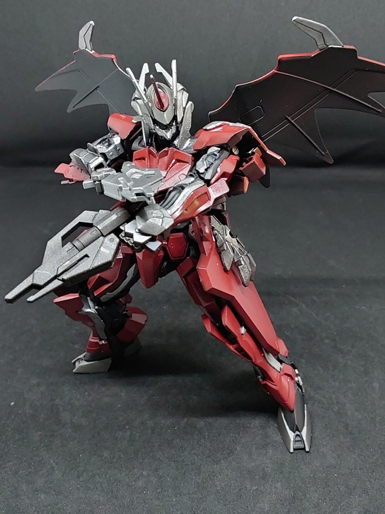 ちょうどコアガンダムのスプレーガンが二丁あったので持たせてしっくりきたのでカラーリングをエボニー&アイボリー風に塗装しました