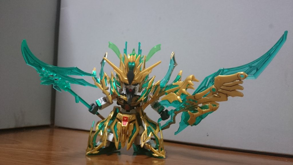 背中のパーツたちは可変して武器に！