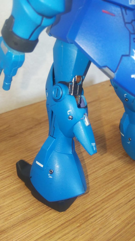 今回もモノアイは、ハイキューパーツとHアイズ。脚部の丸モールドと肩の小型バーニア内部にチリカビーズを使っています。