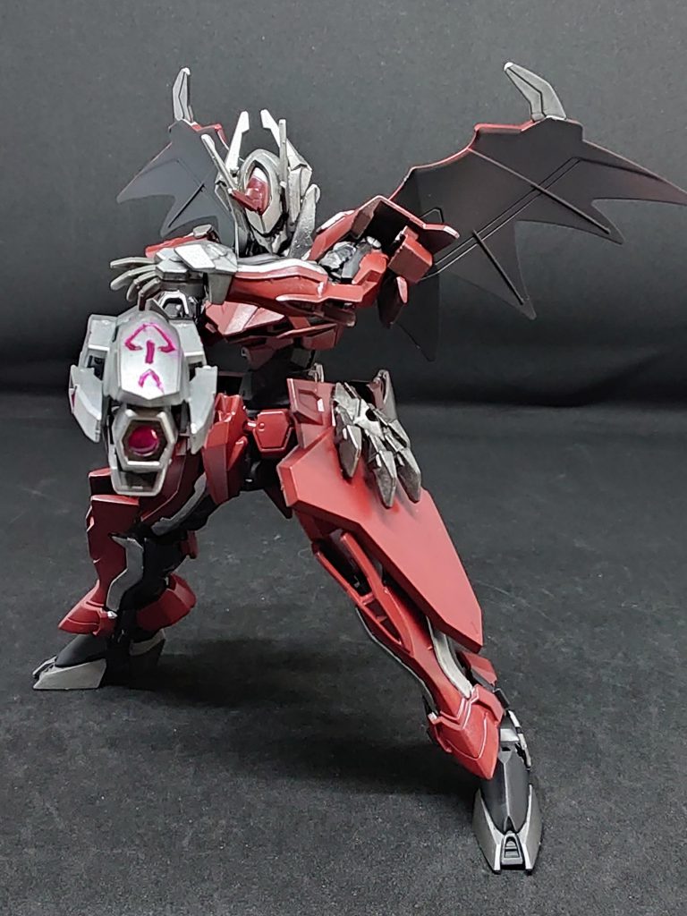 魔銃アルテミスはジャンクパーツを使用し製作原作のデザインからかけ離れていたので腕にはめ込むものではなく銃のように持たせるようにしましたカラーリングを合わせてジャンクパーツのバルバトスの脚部装甲にある紋章をマゼンタで塗りアルテミスっぽくなったのでよかでしたく(｀･ω･´)