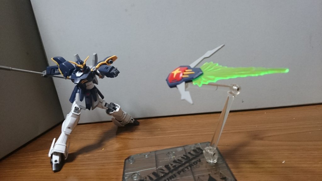 裏に3mm穴があるので、スタンドを使用して射出状態の再現も