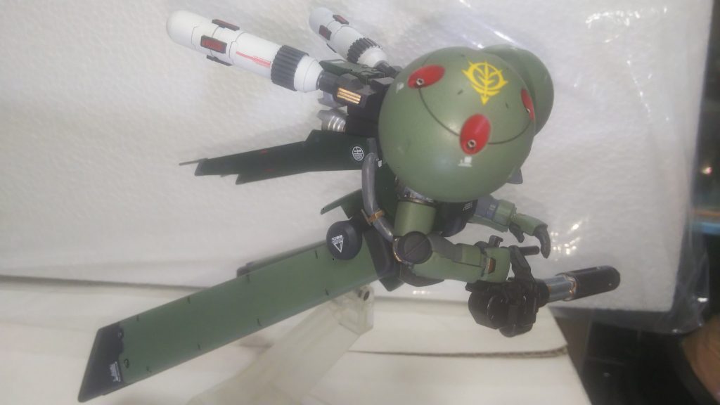 「よし!出撃前の運試しだ!」カートがコインを投げた。それを手のひらと甲でキャッチする。「どっちだ?」とカート。「う〰️表!」ソッと手をどける表だ。「珍しいな、173戦勝てなかったのに」コックピットに乗りながら「ビール奢りな」と、どや顔JG