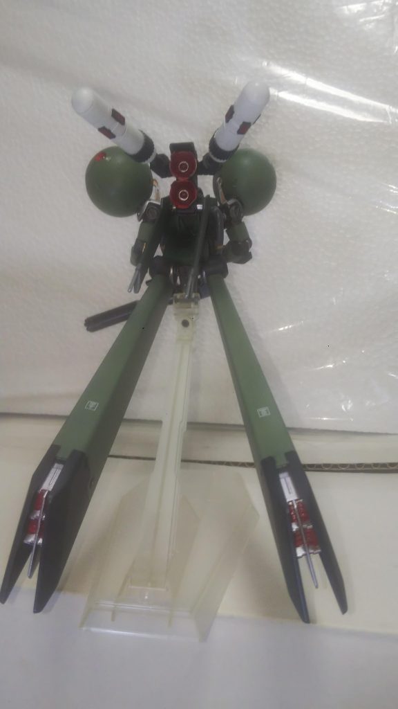 「よし!陽動作戦は、これくらいでいい、撤退だ」次々と戦線を離れて行く、だがJGの機体だけ遅れている。「どうした?JG」カートが聞く。「ワリィ、燃料足りねぇわ」スピード特化の試作の為、燃料の事を考慮していないのだ。「仕方ねぇ〰️な、今行ってやる」だが遮るように「早く撤退して、ビール冷やして待ってろ」そう言って引き返して行った。「馬鹿❗戻れJG❗️」カートの声が虚しく響いた。