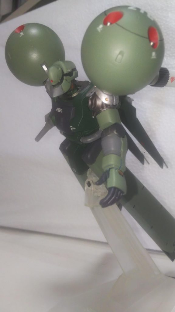 「チキショー、何なんだアノ、蚊トンボわ」とモンシアは、吐き捨てた。すると、急上昇でJGのドラッツェがモンシアの目の前に現れる。ビームライフルを打とうするも右手首を捕まれた。JGがガトリングを打つもシールドを破壊したが決定的でわ無かった。「残念だったな〰️玉切れか?」モンシアが右手を振りほどこうとした。「まだだ❗」何とドラッツェの右肘から切り離し、リアスカートに装着していた40ミリマシンガンを装着した。「いっけー❗️」カチン。「しまったジャムった」「ビックリさせやがって❗」ドラッツェを蹴り跳ばしビームライフルを打つ。「ヤッパついてねぇ〰️な〰️。カート、ビールは」光がJGを包む。