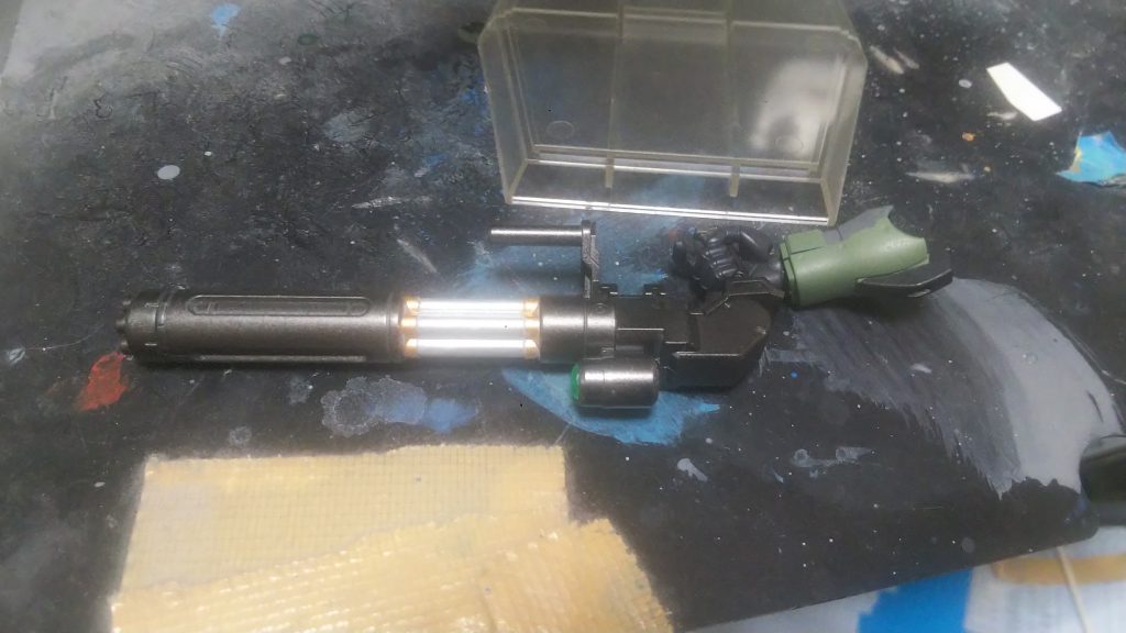 右手は、ガトリングとマシンガンのコンパチが出来るようにちょっと改造してあります。肘のピンを削るだけですが。削り過ぎると緩くなるので注意です。