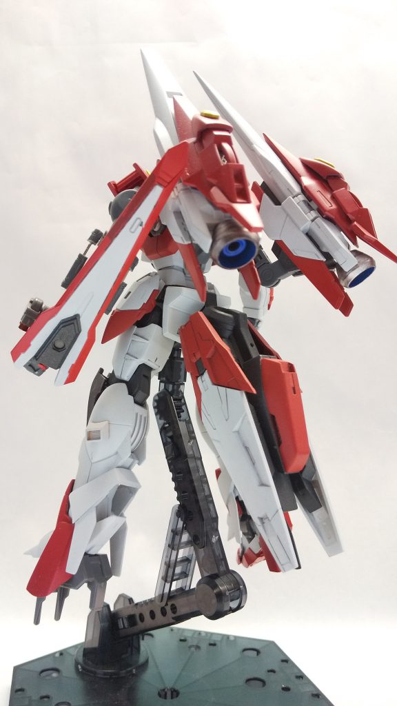 後ろ設定としては「エンデが大破してしまった場合の応急措置的な改修プラン」といった感じで初期のアポロンの右腕や全く関係のない機械的な左腕などを予備パーツとして代用アンバランスになってしまうもののなんとかMSとしての形を保てるよう修理をし足りない火力や機動力をアポロンガンダムプロミネンスに則ってM.C.W.B.を装備することで補っている という設定でしてそれ故に「アポロン→プロミネンス→プロミネンス改→エンデ」という道筋をたどってきたあとでまたプロミネンス化されているので機体のベース(頭、胴、腰、太もも等)はエンデになってたりします