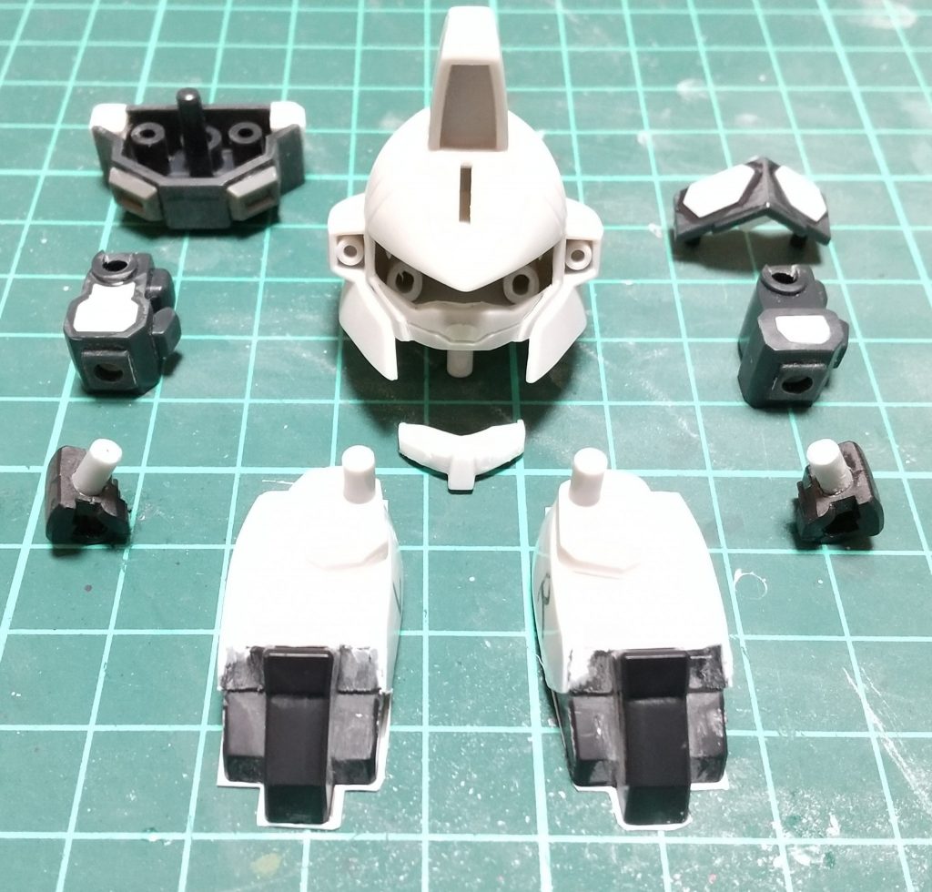  顔ーアゴを切り離し２~３ミリほど削って小 顔に。目はプラバンで作成。フェイスをAGE-FX風に。腕ー肉抜き穴を埋めて、手首を「SD三国創傑伝 部隊兵セット」に変更ロール可能に。脚ー「SD三国創傑伝 部隊兵セット」のものを5ミリ延長して作成。バックパックー角バーニアへの変更。 