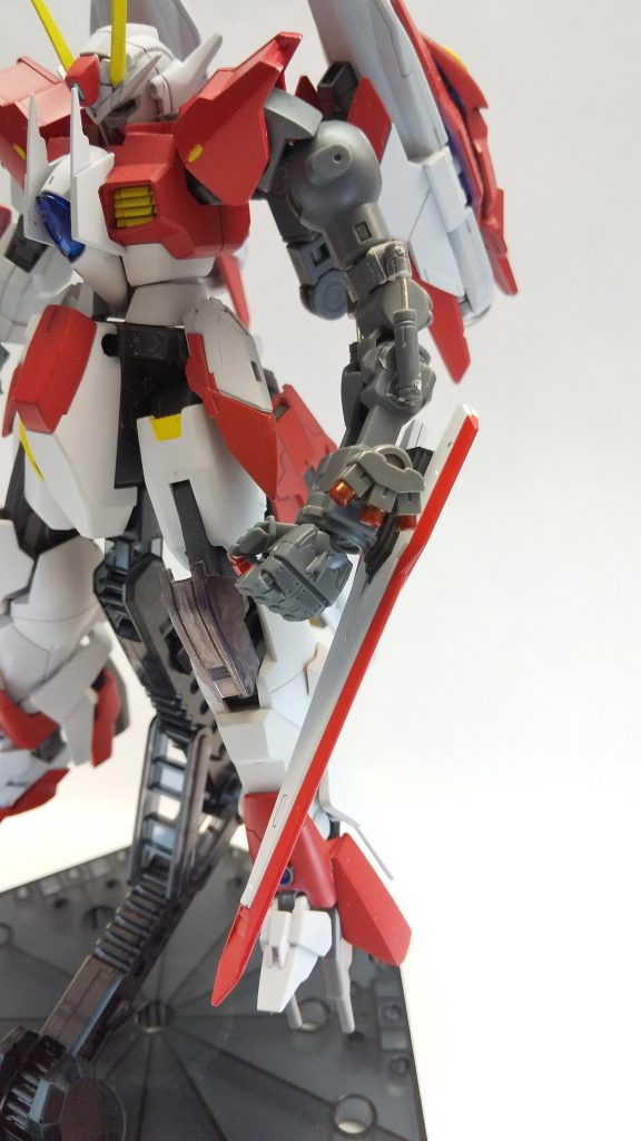 初期の頃から装備しているソードビット今回は左腕に装着していますが、あくまでも近接格闘用の武装となっていまして射出機能はオミットされています