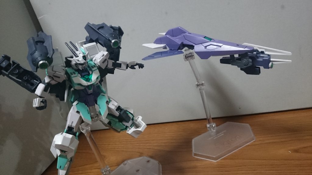 コアガンダムのシールドはドッキング時はガンカメラを携えた自律機動型のファンネルとして動いてるっス