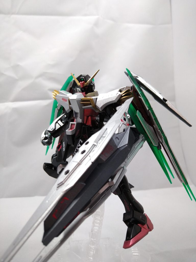 追加武装です。バインダーライフルに余ったパーツをつけて作成しました。名前はシールドライフルにしましょうかね。