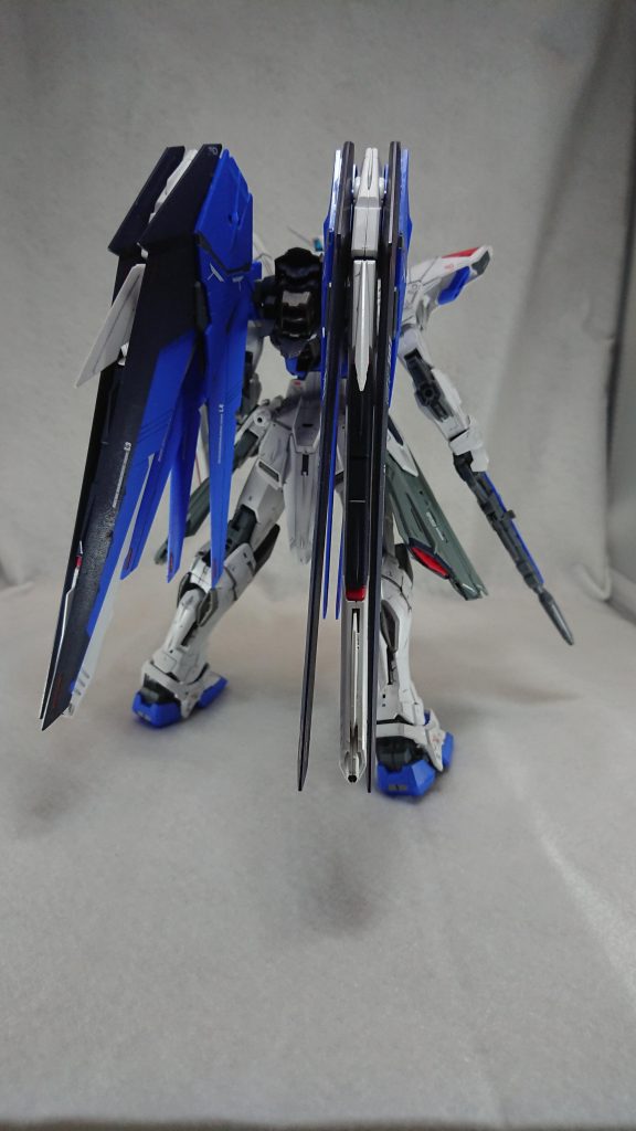 バックショット。加工前は羽根を180度開かないと後ろに倒れていましたが、畳んだ状態でも自立できるようになりました。