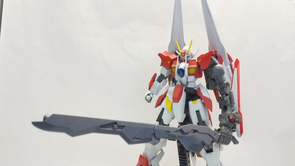 なんとアンバランスさに磨きをかけるかのようにガンダムダンタリオンの武装であるソードライフルを主兵装としていますこの辺も本来アポロンとは関係のないパーツをジャンクから漁ってきて取って付けてる みたいなイメージですかね