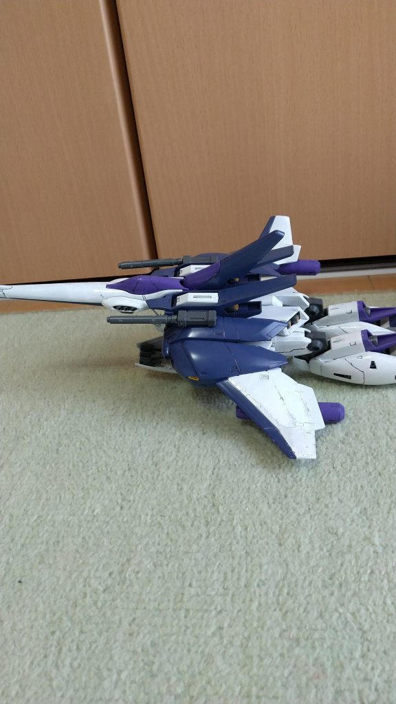 折角だから基本カラーを白く塗ってみました。でも、ケチってダイソーの塗料を使ったせいか、ややムラが目立ちます……(´ε`;)ウーン…やはり、タミヤカラーとかをつかうべきだったかな……?