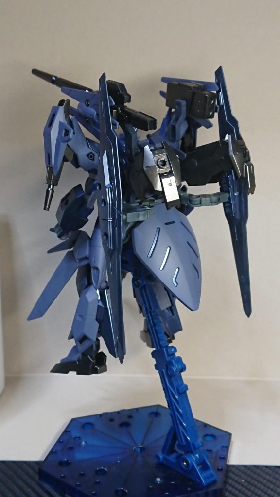 リアビュー。実はキュベレイのパーツも使われています。思いつきで取り付けてみたら思いの外バランスが良くて採用しました。(キュベレイ、あなたはいい道化でしたよ。)ただ、その影響で横から股関節がむき出しになってしまって何とか隠せないか考える事に…友人の何気ない一言でマーキュリーアーマーを使う事にしました。うまくジョイントを組み合わせて何とか納得の行く形になりました。背中はごちゃごちゃしてますが、ビームキャノン、ミサイルコンテナ、マルチコンテナビット、バインダーが取り付けてあります。こう見えてパーツ同士があまり干渉しません。バインダーはHGBCバインダーガンを使っています。これについてくるジョイントパーツが大活躍してます。