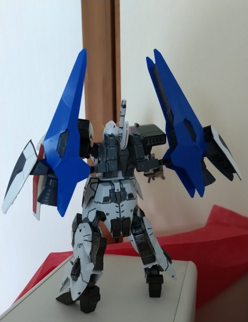 さて、初投稿となる作品はつい最近作り上げた、「ガンダムウオータームーン」です。HG ガンダム6号機とムーンガンダムをメインにミキシングした機体です。名前の由来は6号機の6とムーンガンダムのムーン。2つ合わせて6月。6月の和名で水無月。と言う訳でガンダムウオータームーンです。元々ガンダム6号機の手脚とバックパックを別の物に使ったので、残った頭と胴体と腰の接続部分が折れたムーンガンダムの下半身を使用。肩と腕はジムⅢ、手首はコアガンダム系列の何だったかは忘れたけど、メタリックブラックで塗装して使用してます。