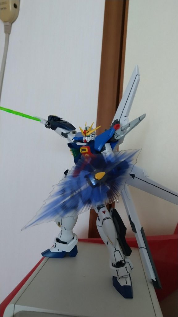 背中のサテライトキャノンに装備されている大型ビームソードももちろん装備可能。さらに腰のハイパービームソード、肩のフラッシュエッジも装備しています。……というか、この機体やたらビームサーベルの類が多いような気がする(^_^;)