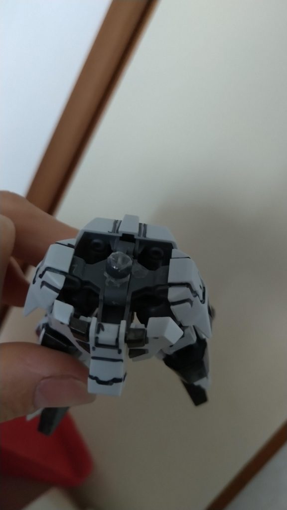 ボッキリと折れたムーンガンダムの腰の接続部分は他の方の作例を参考にして、接続する所に穴を開け、3mm棒を差し込み、ポリキャップを付けて接続させてます。今回はこれで終わろうとおもいます。また次回、何か上げていこうと思います。最後まで見ていてただき、ありがとうごさいました!