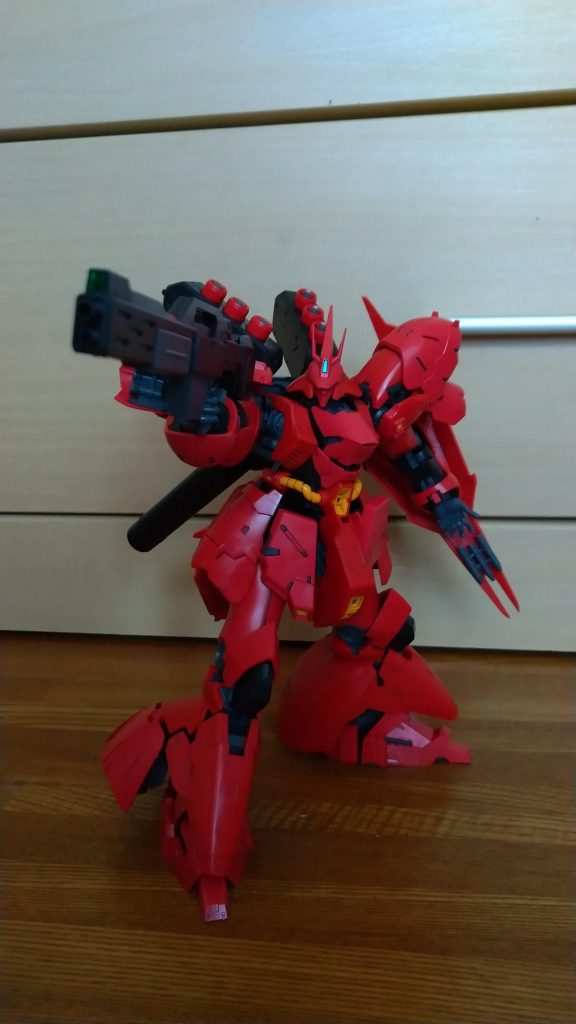 素組ではありますが、RGは本当にカッコいいですね。一言で言うと1/144のMGと言ったところでしょうか?分かりにくいかも知れませんが、モノアイとメインカメラはメタリックグリーンで塗装しています。本体も全塗装してチタニウムフィニッシュみたくしようとも思ったのですが、面倒くさくなって辞めました(;´Д`) 以下、いくつかポーズを取らせてみました。