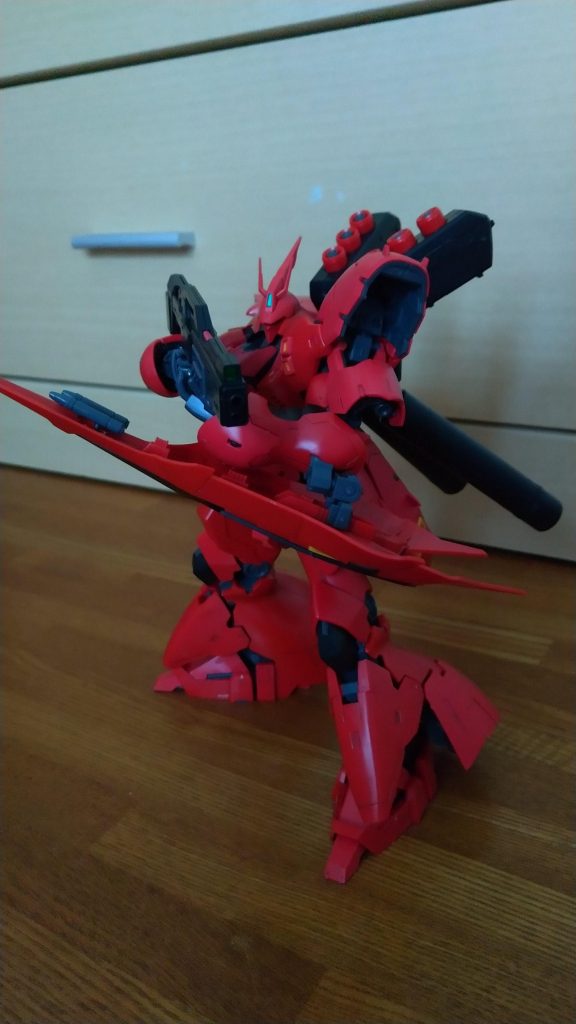 ビームショットライフルを構えるポーズ。赤い彗星に狙われたら生き残れる気がしません