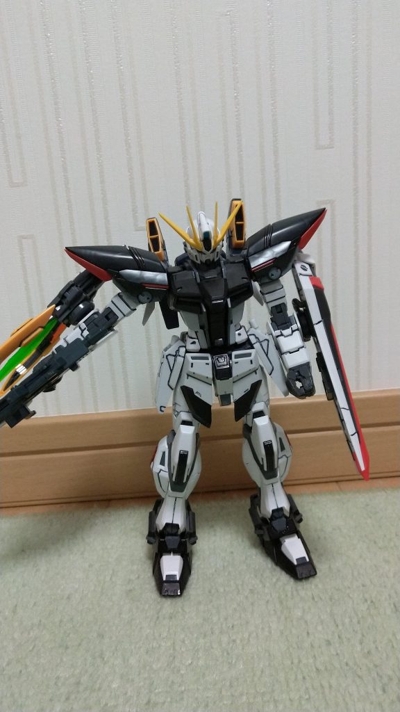 ビームライフルと腰にビームサーベルが用意されてますが、基本的に姿を消して、バスターシールドのビーム刃で敵を切り裂くのがセオリーな戦い方。任務了解、障害は排除する、ガンダムを見た者を生かしておくわけには行かない。死ぬぜ、俺を見た者はみ〜んな、死んじまうぜー！ 今回はこれで終わろうとおもいます。最後まで見ていただきありがとうございます！