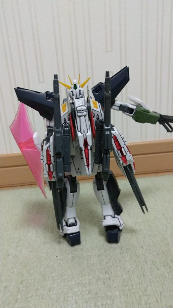 後ろはこんな感じです。サテライトキャノンが使えなくなった為、サテライトキャノンは装備していません。代わりにユニバースブースターを装備し、フレキシブルアームで接続されたビーム砲を装備。腕部には追加でガトリング砲も装備しています。これらはジャンクパーツを組み合わせて作り出したという脳内設定。 以下、ポージング