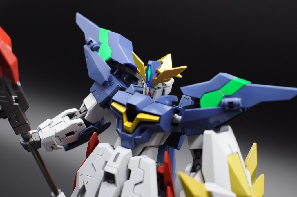 肩と顔の緑部分は蛍光塗料と使ってるのでブラックライトを当てることで発行しているように見えます。（画像では顔しか光らせてません。）