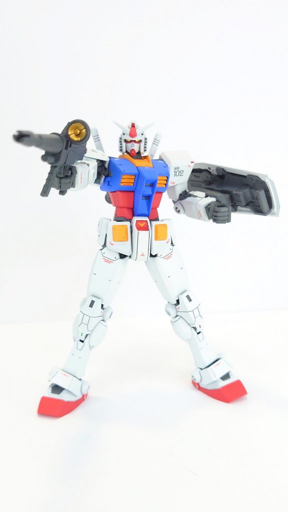 額のセンサーやライフルのスコープやツインアイはメタリック塗装。肩や膝のディティールは識別灯と解釈して蛍光レッドとグリーンで塗り分けました。