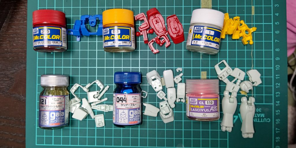 白いパーツは動画を参考に3つにわけてガチャ青のパーツは、紅色(日本海軍用)赤のパーツは、黄橙色黄色のパーツは、ホワイト白いパーツは、スターブライトシルバー、クリアーブルー、緋色に決定下地は白サフ(1000)