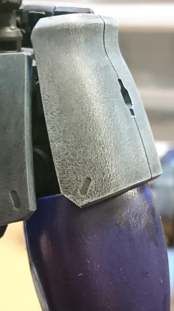 全体を微妙に表面を荒らして、ドライブラシを施してます