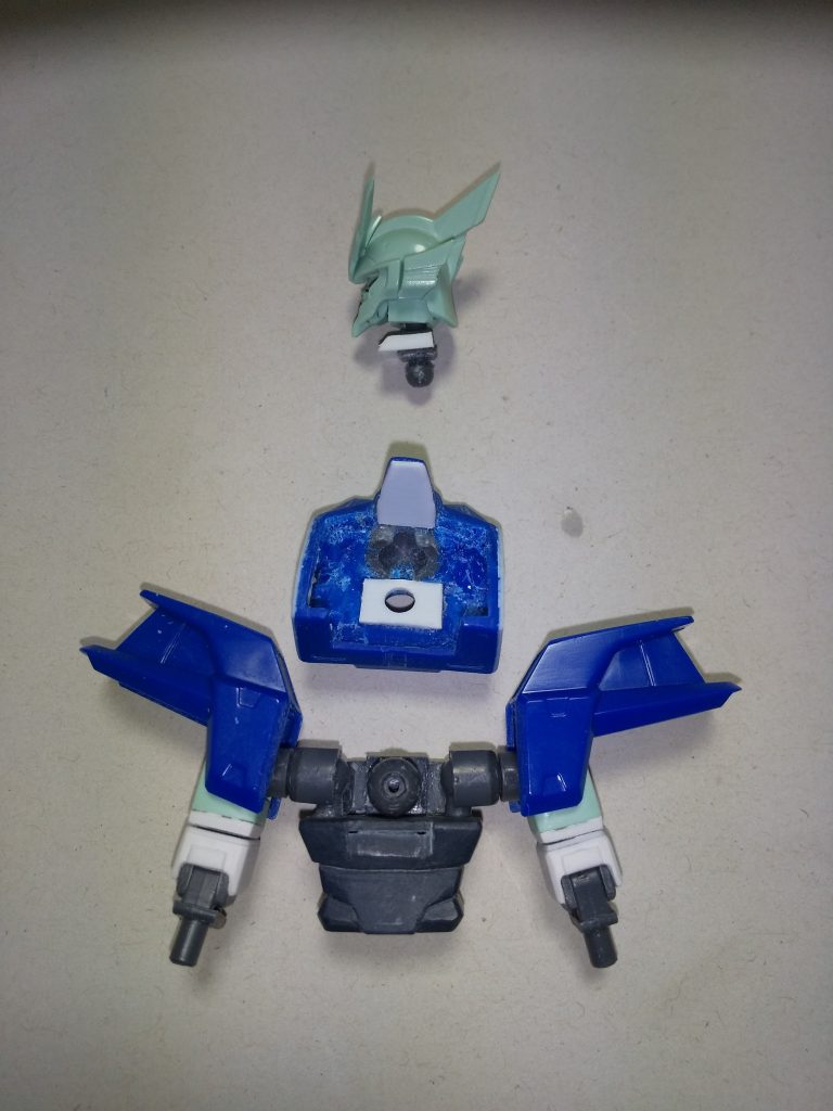 以下、改造中の写真を投稿胴体の肩関節構造はボール可動にして、かなり動く様にしました