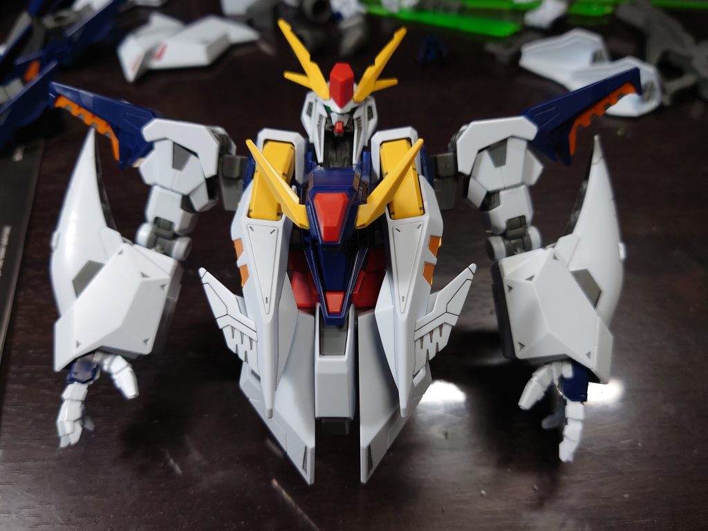 ミノフスキー・フライト・ユニット無しでもボリュームが半端ないです。ちなみに平手はパテ埋めしました。