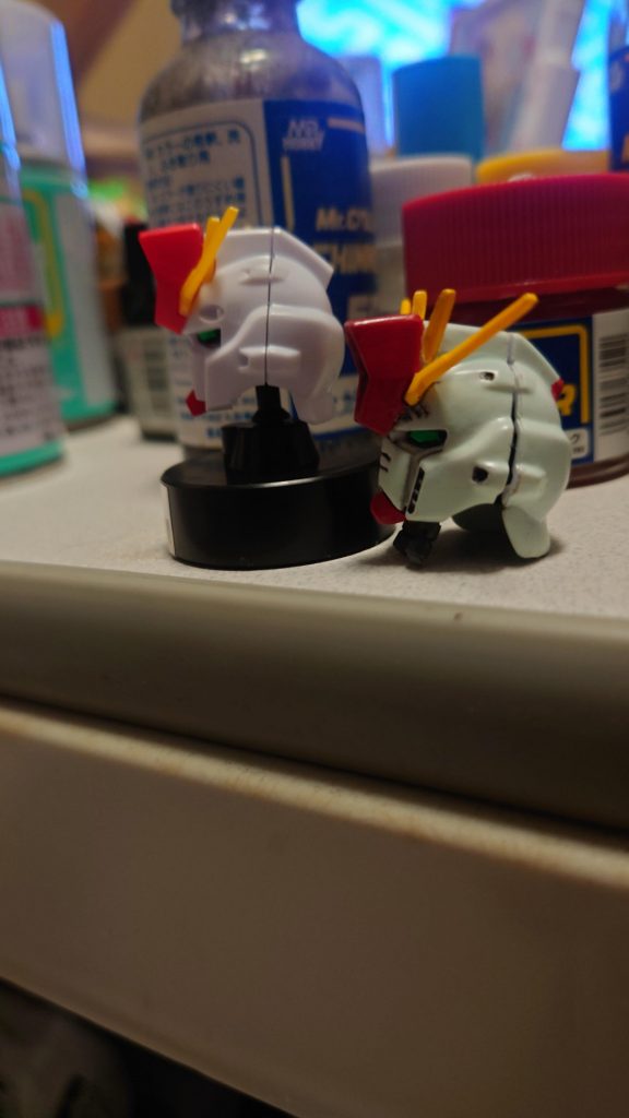 比較画像2目を光らせる前提なので、合わせ目消してません。ハイメガ位置変更、アンテナ位置変更、マスク作り直し、バルカン？掘り直し等しました。あと、友人から貰ったグフR35のヒートロッドを動力パイプとして首に付けました。