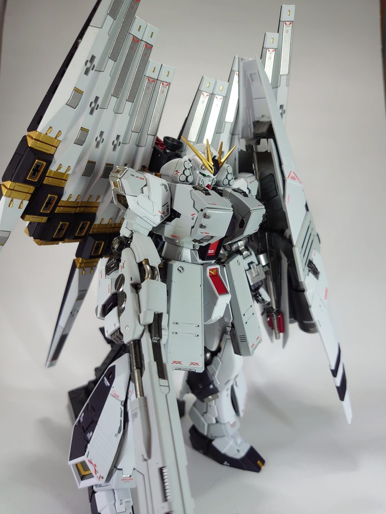 ホワイト部分はクレオスのMSホワイトとライトグレーの２色で塗装しました。