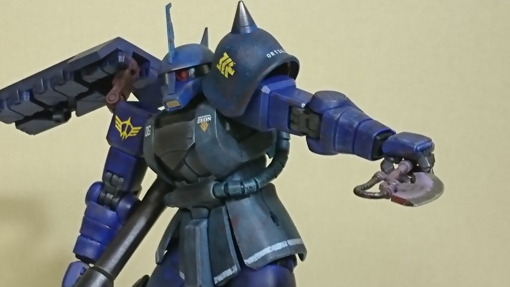 オルテガ機。特殊形状盾よりヒートホークを着脱する。