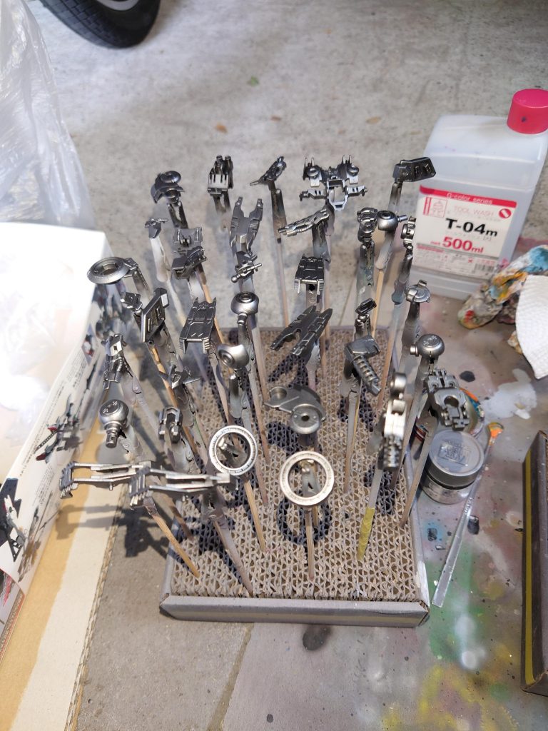 フレームは黒サフからメタリックのシルバーのベタな塗装をしてます!