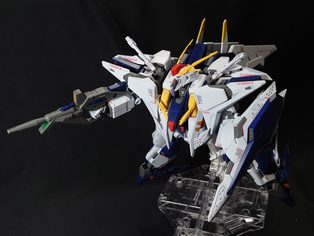 コーションデカールを追加して、アクセントにレッドラインを描いてあります。