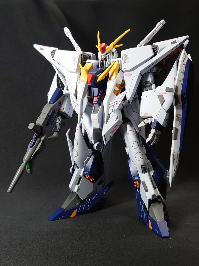 胸部とシールドに青を足して、他にも一部グレーに塗り変えてあります。