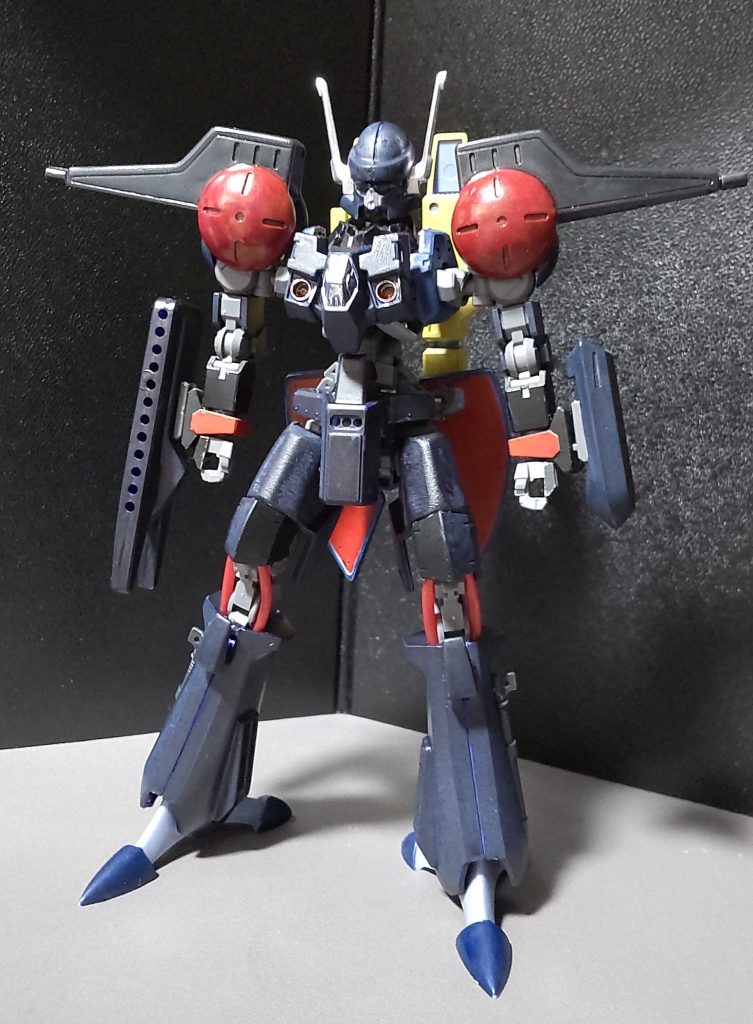 グレイズフレームにグレイズのアーマーの一部と旧式プラモのバッシュの一部のパーツを組合せて制作しました。・脚部はバッシュのを移植という形で流用し、その脚を付けるために、グレイズフレームの膝下を切り取って、そこにバッシュの脚部を接着しました。※前作のグルーンも同様の手法で制作しました。・膝部の赤いチューブは僅かに出来た隙間を利用して通してあるだけという偶然の産物になります。可動域にも影響なしと奇跡に近いです。・バッシュの肩アーマーはグレイズの肩アーマーの一部を加工して脱着可能にしています。※前作のグルーンも同じ手法を取って制作していますが、取外すと多分壊れます。