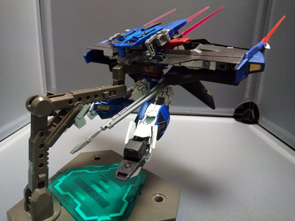 足のパーツはインパルスのものに変更して、変形時に足の甲を伸ばすイメージを出しましたあと写真ではわかりづらいですが、太もも、ひざ関節はオーガンダムのものを移植してます思いつきをある程度形に出来たと思います