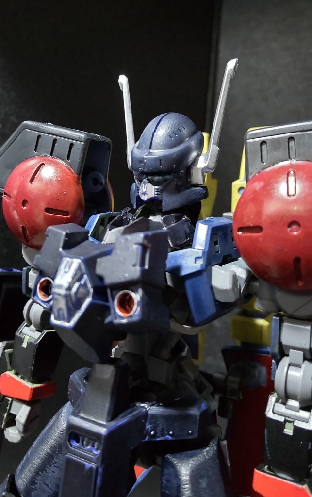 ・バッシュの頭部は自身のを利用し、ボールジョイントに取り付けられるように、ガンプラの頭部ジャンクから適したパーツを組合せました。あと目元にHアイズ(ブルー)のクリアパーツを付けてますが、わかるかな?