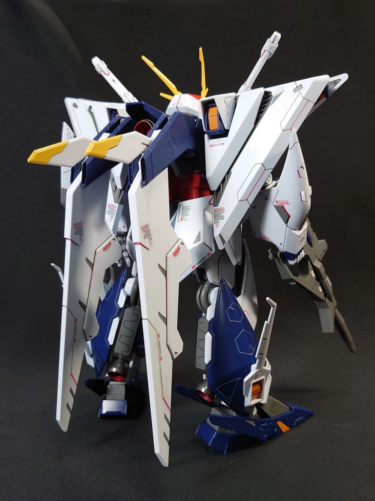 塗装は部分的なもので、胸部とシールドの青をティターンズブルー2にブルーエンジェルスカラーを少量混ぜて調合し成形色に合わせてあります。一部グレーは筆塗りで、バーニアはメタルカラー、あとは墨入れとデカール、レッドラインを入れて仕上げにフラットクリアーを吹いて馴染ませました。全体の白や青は成形色で、付属シールもほとんど使用してます。