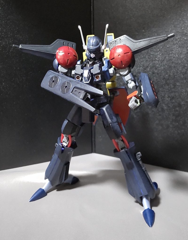 ・バインダーエルガイムと違い、バッシュは何故か右腕に装着している。(説明書通りに制作しているので仕様と思われる。)内部にミサイルやSマインが内蔵されている。また、先端を尖らせている為、打突武器としても利用される。