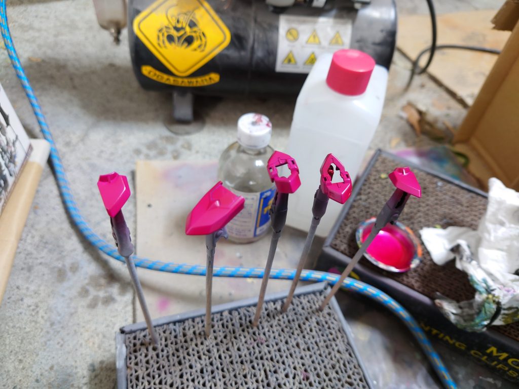 胴体の青部分をマルーンにすることで外装部分とのアクセントを出しました!