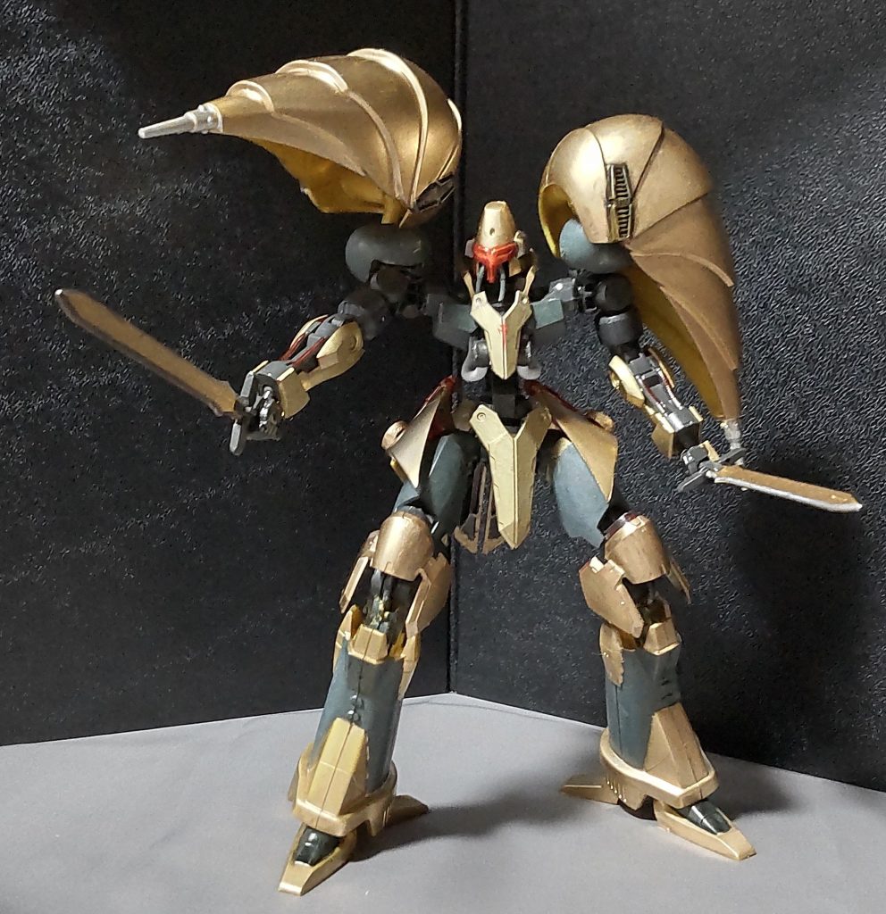 ○ラウンド・バインダーオージェの両肩にある、シールドとパワーランチャーが一体化した大型バインダーで、内部にはセイバーとランサーが4本ずつ、スロウランサーは30本と武器庫としての側面も持っている。