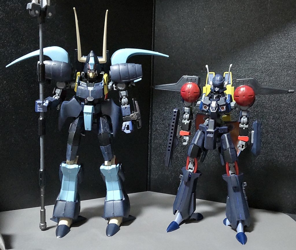 前作の鉄血グルーンと並べてみる。同じグレイズフレームを使用し、かつ同じ手法で制作しているのですが、グルーンのほうが大きいですね。※バッシュの全高は21.2mで、グルーンは全高が26mとなっている。